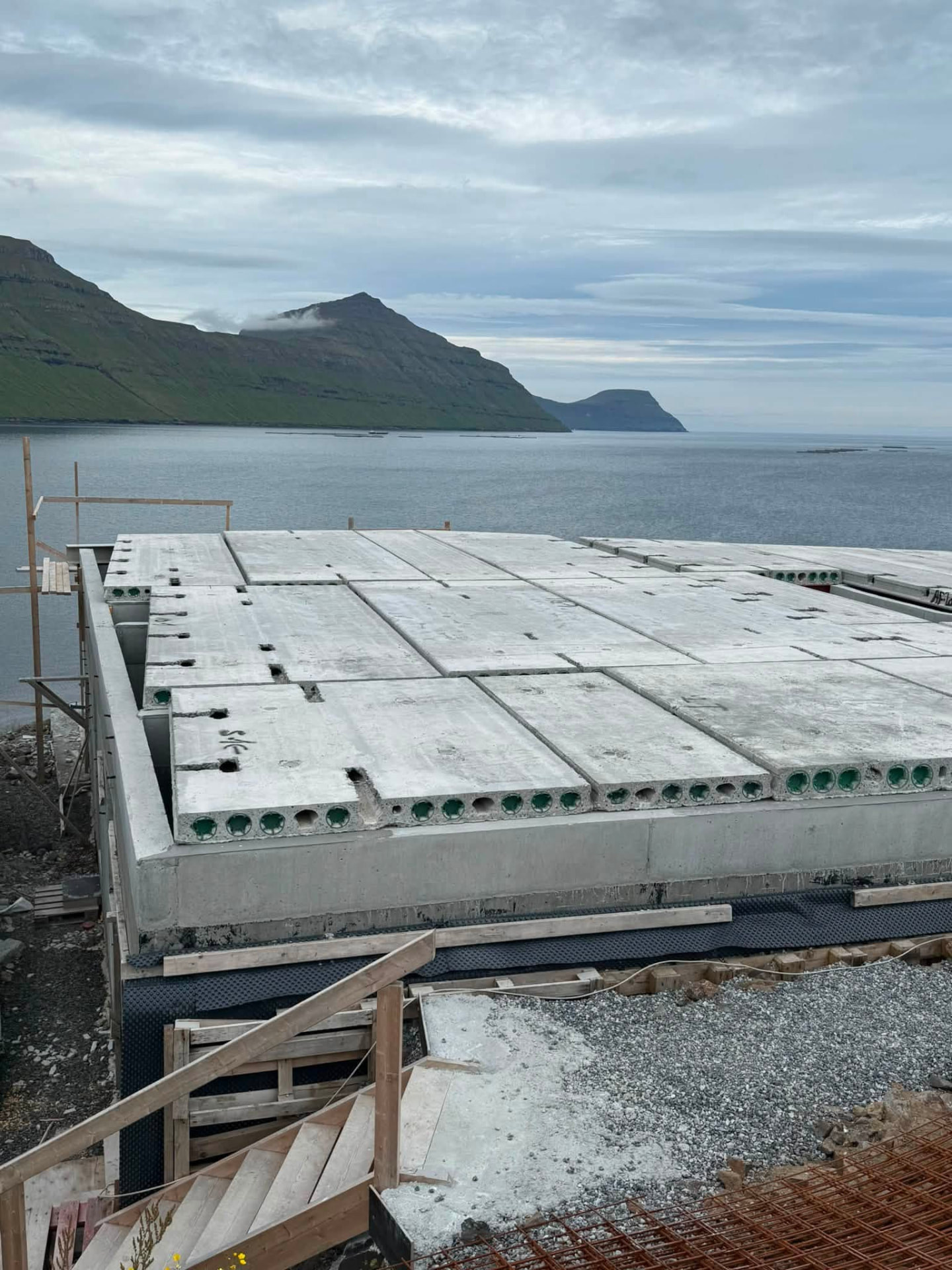 Betongelementir løgd sum dekk á nýbygging við sjóvarmálan
