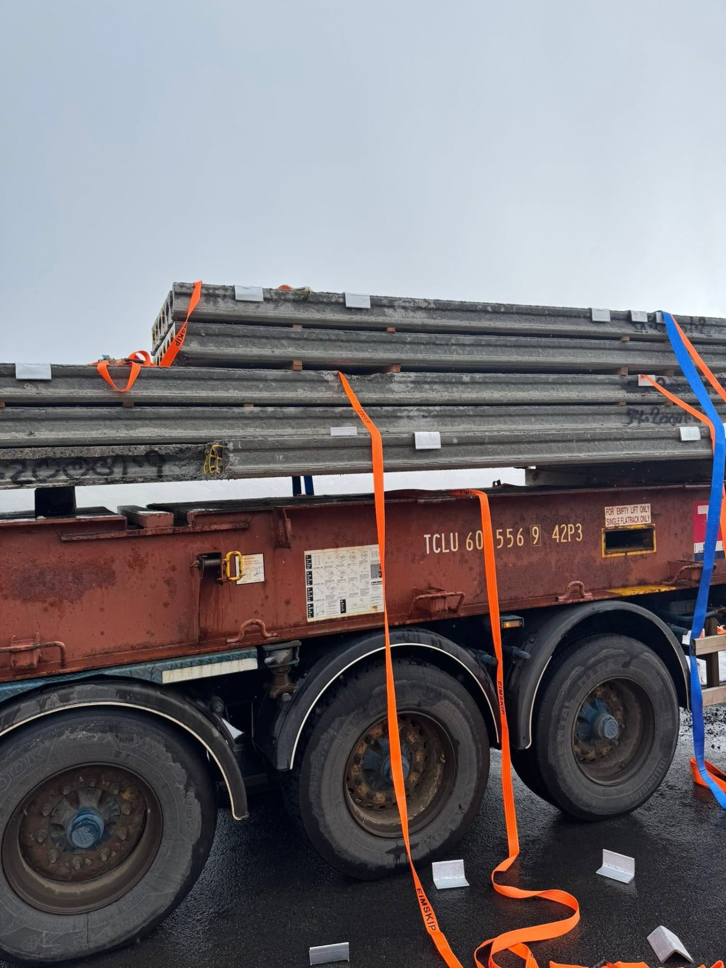 Betongelementir spentar fast á flutningsvogn