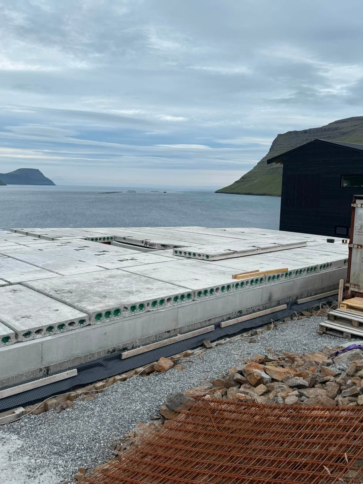 Liðugt dekk av betongelementum á verkætlan í Føroyum